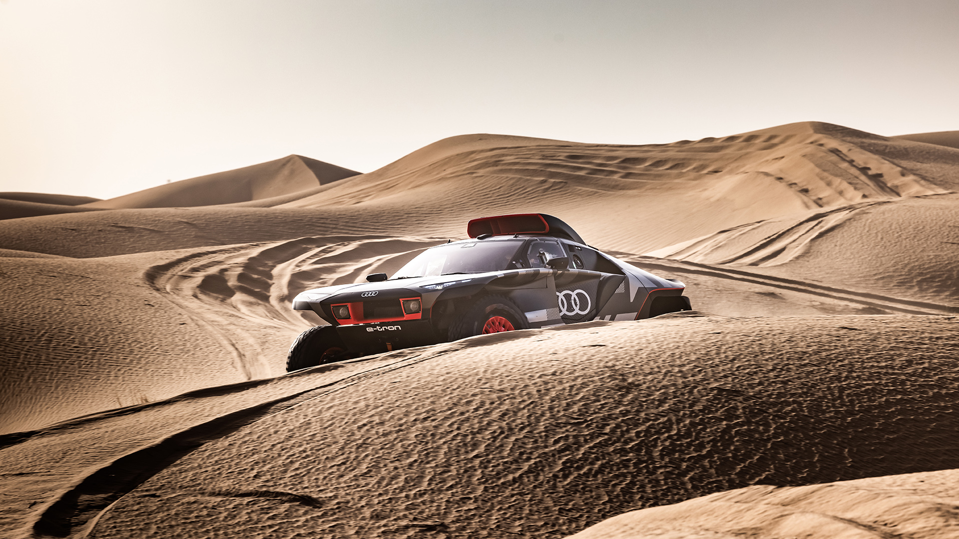 El Audi RS Q e-tron conduciendo por el desierto.