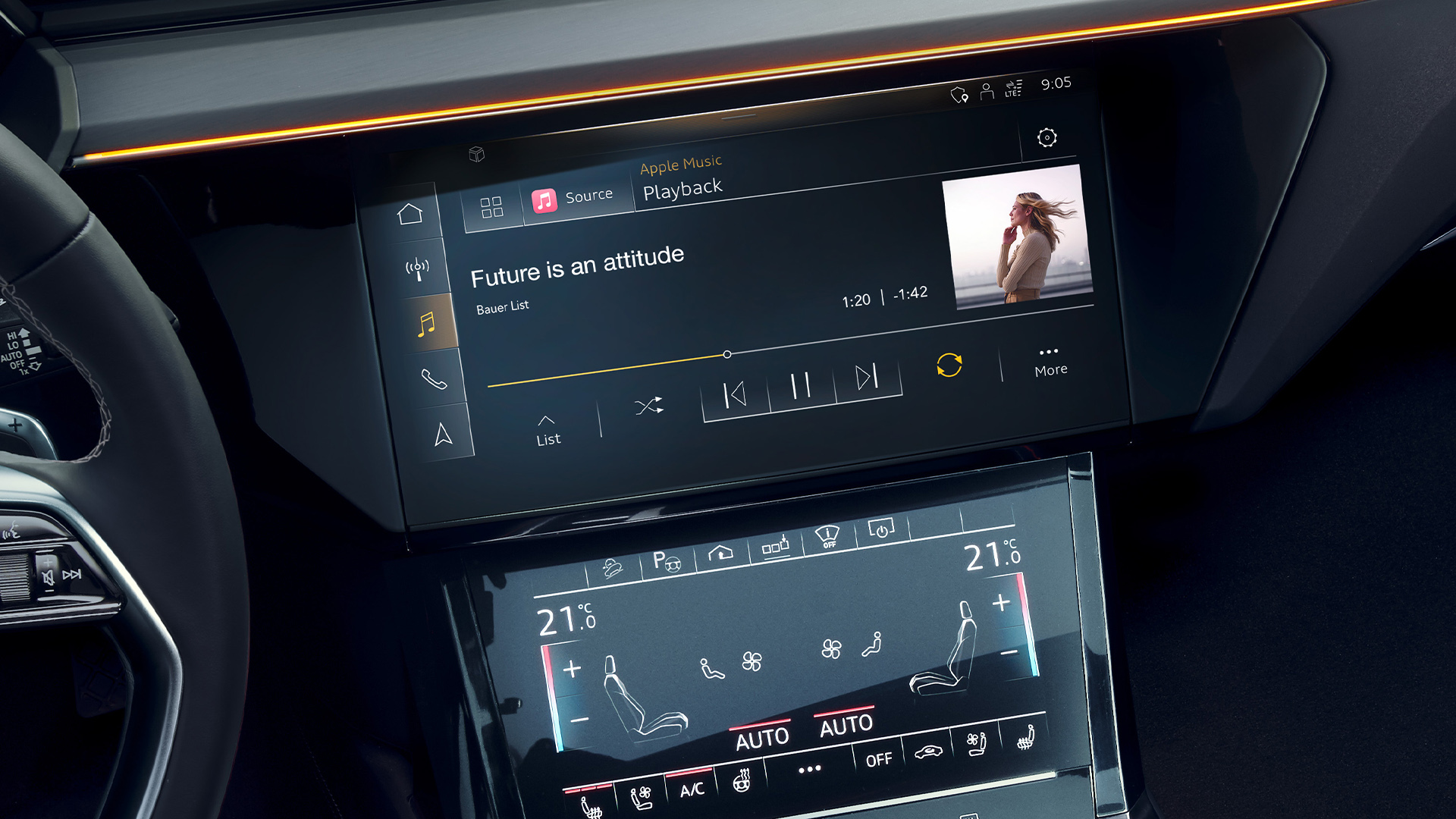 Primer plano de la pantalla del vehículo reproduciendo música.