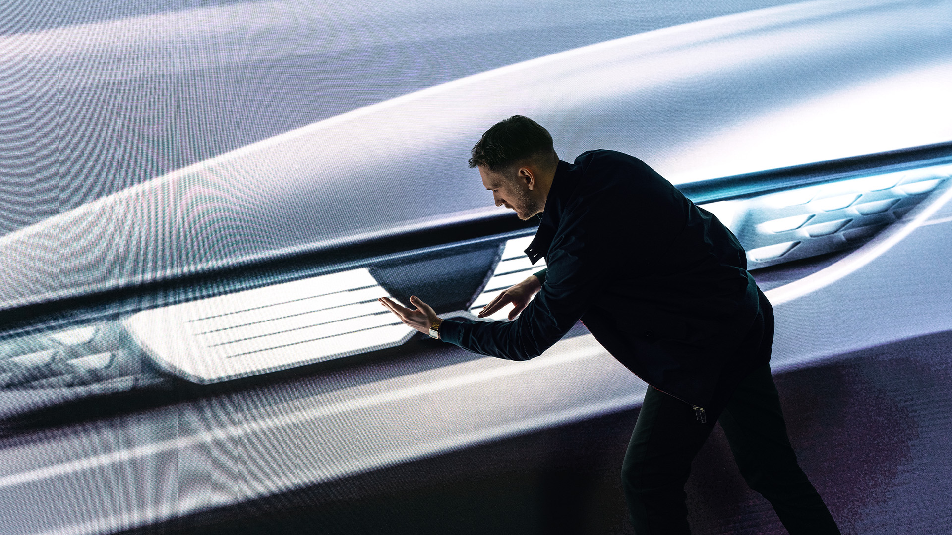 El diseñador Lukas Rittwage muestra los ojos de Audi en una pantalla.
